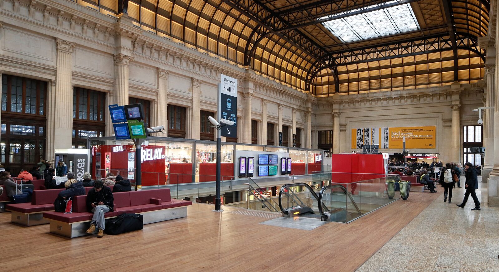 Bahnhof Bordeaux Saint-Jean — strapazier­fähiger Bahnhofs-Boden aus MOSO Bamboo UltraDensity in der Empfangs­halle, 18 Millionen Passagiere pro Jahr, Architektur AREP