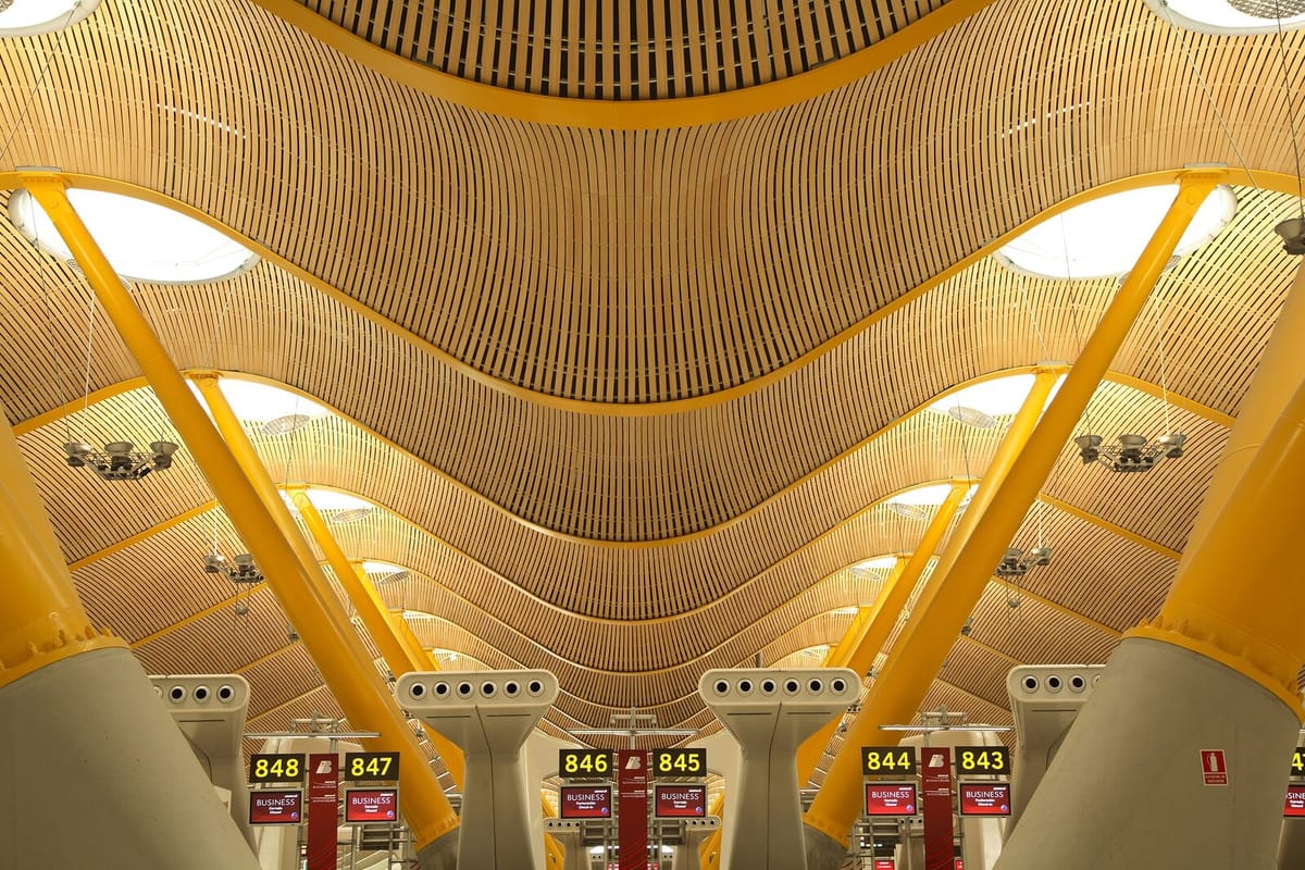 Flughafen Madrid Barajas — 200.000 m² gewölbte Decke aus MOSO-Bambusplatten, Architektur Rogers Stirk Harbour & Estudio Lamela