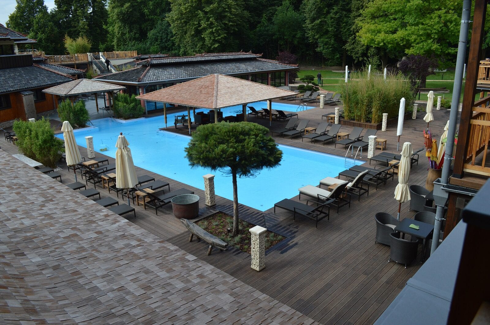 Vabali Spa — Outdoor-Decking aus Bamboo X-treme® im Wellness­bereich mit Pools und Saunen, hier Standort Berlin